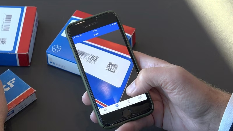 Quét mã vạch kiểm tra vòng bi SKF chính hãng